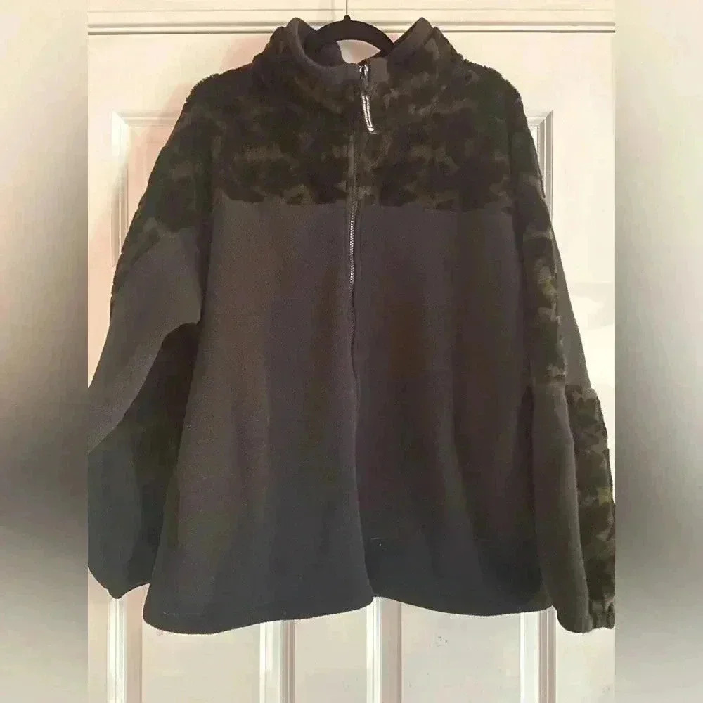 Northern Lifestyles Women’s Medium Zip Up Sweater